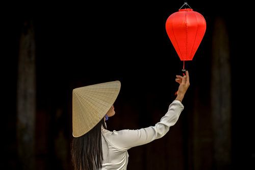 Ao dai, traditionelle vietnamesische Kleidung und der kultige vietnamesische Hut von Ton van den Boogaard