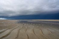 Herannahende Gewitterwolken über dem Strand der Insel Texel von Sjoerd van der Wal Fotografie Miniaturansicht
