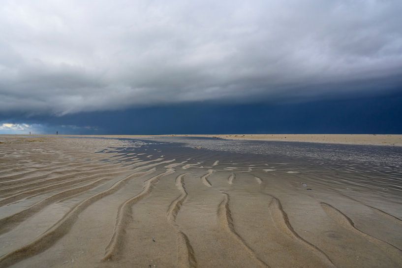 Herannahende Gewitterwolken über dem Strand der Insel Texel von Sjoerd van der Wal Fotografie