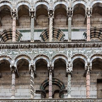 Zuilen voorportaal van de kerk San Michele in Foro in centrum van Lucca, Toscaan, Italië