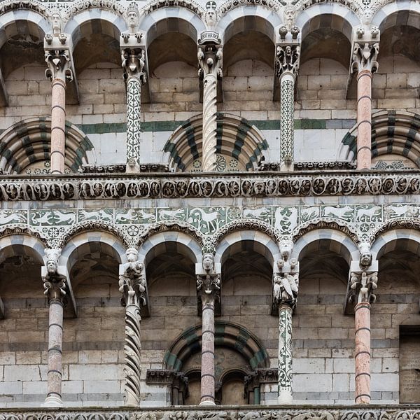 Porche à colonnes de l'église San Michele in Foro dans le centre de Luca, Toscane, Italie par Joost Adriaanse