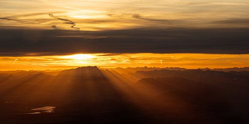 Zonsopgang boven de Alpen