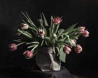 Tulpen in papieren vaas | fine art stilleven fotografie | print muur kunst
