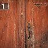 Bruine deur in de Provence van Everards Photography
