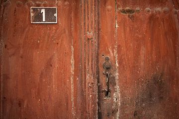 Bruine deur in de Provence