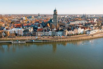 Luchtfoto van de stad Deventer aan de rivier de IJssel met de Lebinius kerk in Nederland van Eye on You