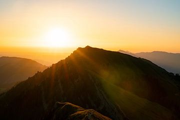 Sonnenaufgang am Hochgrat mit Blick auf das Rindalphorn von Leo Schindzielorz