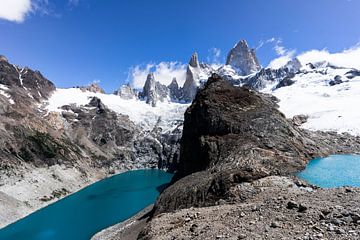 Vue des lacs de montagne bleus sur le massif du Fitz Roy en Argentine sur Shanti Hesse