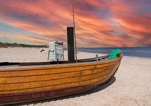 Vissersboot op het strand van de Baltische Zee bij zonsopgang van Animaflora PicsStock