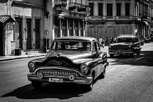 Oldtimer in de oude stad van Havana Cuba in zwart-wit van Dieter Walther