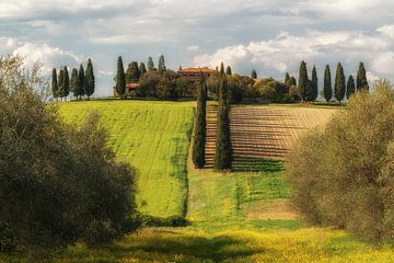 Tuscan country house by Ilya Korzelius