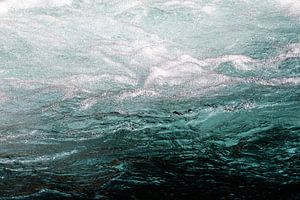 Eau colorée et ondulée à une chute d'eau