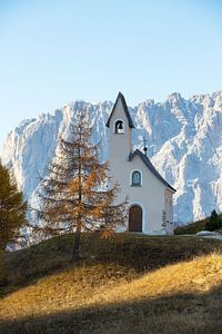 Kleines Kirchlein vor dem großen Berg
