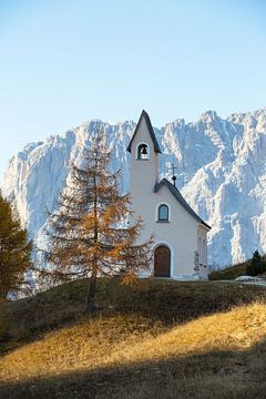 Kleine kerk voor de grote berg: De bergkerk, een mijlpaal op de Grödner Joch in Zuid-Tirol. van Rudolf Brandstätter
