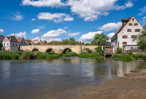 Historische brug over de rivier de Wörnitz in Harburg