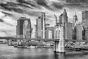 Brooklyn Bridge mit Pier 17 und South Street Seaport | Monochrom