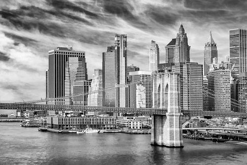 Brooklyn Bridge met Pier 17 en South Street Seaport | Monochrom