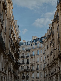 Les élégantes façades haussmanniennes de Paris