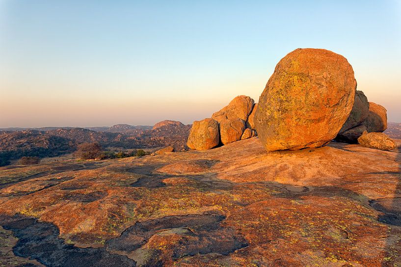 Zonsopgang in de Matobo-heuvels van Angelika Stern