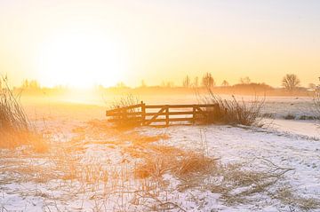 Aufgehende Sonne über der Winterlandschaft von Henk Boerman