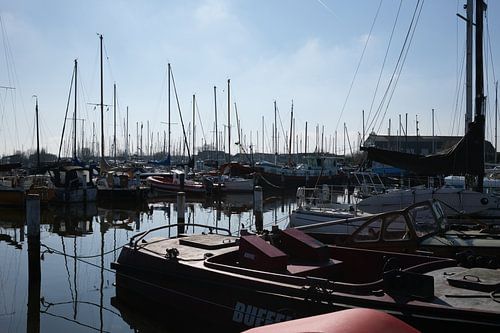 Romantische haven in Monnickendam - zeilboten in het zachte licht