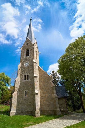Bergkerk in het dorp Schierke in het Harzgebergte