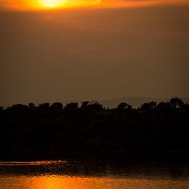 Vissers tijdens zonsondergang / Afrikaans landschap / Natuurfotografie / Oeganda van Jikke Patist