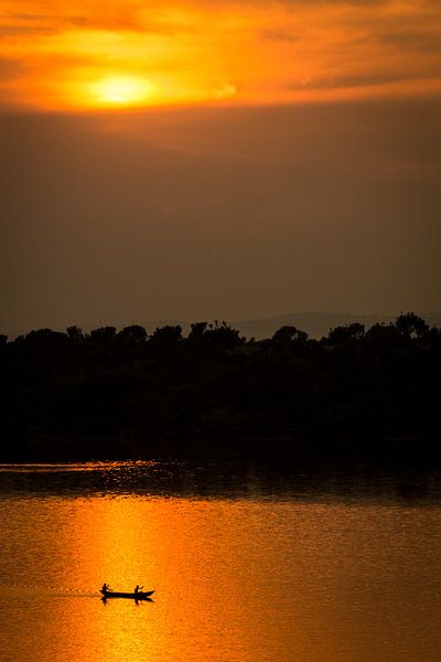 Vissers tijdens zonsondergang / Afrikaans landschap / Natuurfotografie / Oeganda van Jikke Patist