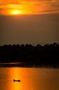 Vissers tijdens zonsondergang / Afrikaans landschap / Natuurfotografie / Oeganda van Jikke Patist thumbnail