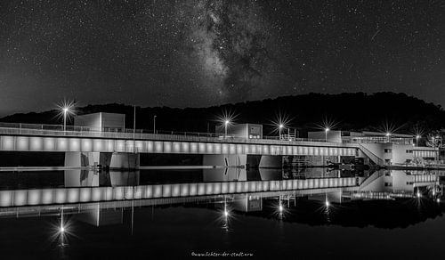 Ruhr weir Baldeneysee in black / white
