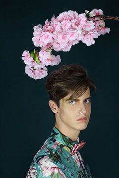 Mann mit Blütenzweig von Iris Kelly Kuntkes