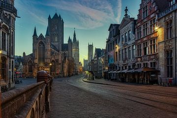 De zon komt langzaam door in Gent by Roy Poots