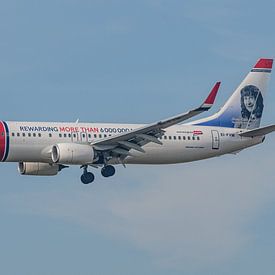 Landung eines norwegischen Passagierflugzeugs vom Typ Boeing 737-800. von Jaap van den Berg