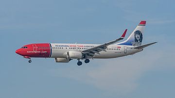 Landend Norwegian Boeing 737-800 passagiersvliegtuig. van Jaap van den Berg