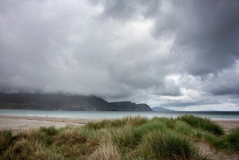 Strand, duinen en kliffen op Achill Island, Ierland van Bo Scheeringa Photography