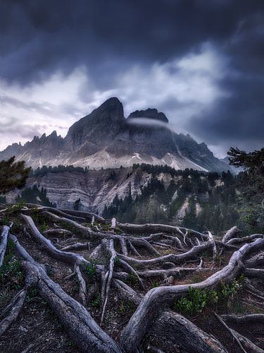 Alpenpanorama in de Dolomieten in Italië in mystiek licht
