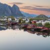 Soleil de minuit sur les îles Lofoten en Norvège sur Tim Vlielander