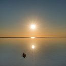 Een spiegelende Waddenzee tijdens zonsondergang vanaf de pier van PaesensModdergat van Harrie Muis thumbnail