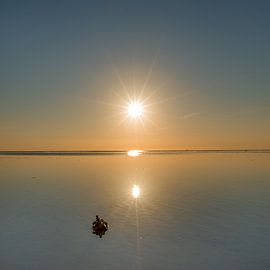 Een spiegelende Waddenzee tijdens zonsondergang vanaf de pier van PaesensModdergat van Harrie Muis