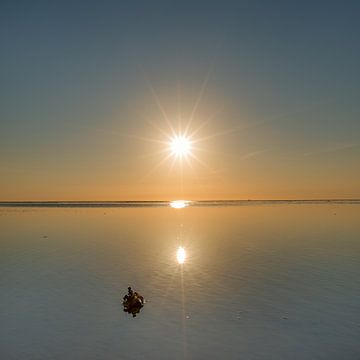 Een spiegelende Waddenzee tijdens zonsondergang vanaf de pier van PaesensModdergat