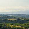 La vue de San Gimignano, en Toscane, sous le soleil du soir sur Michel Geluk