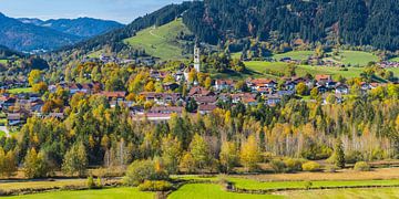 Pfronten met de parochiekerk St. Nicolaas, Allgäu van Walter G. Allgöwer