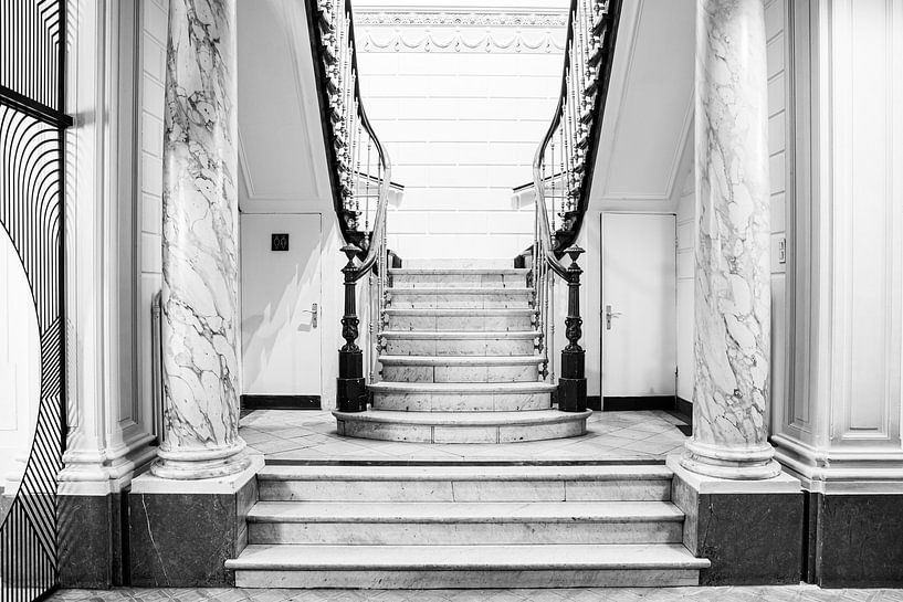dans un vieux manoir, il y a un escalier en marbre par Marcel Derweduwen
