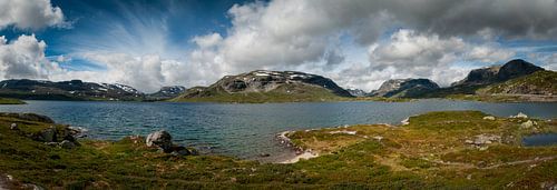 Düsterer Bergsee an einem klaren Tag