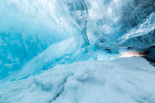 Grotte de glace dans un glacier sur Prachtt