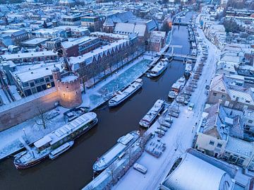 Zwolle besneeuwde Thorbeckegracht tijdens een koude winterochtend gezien v van Sjoerd van der Wal Fotografie