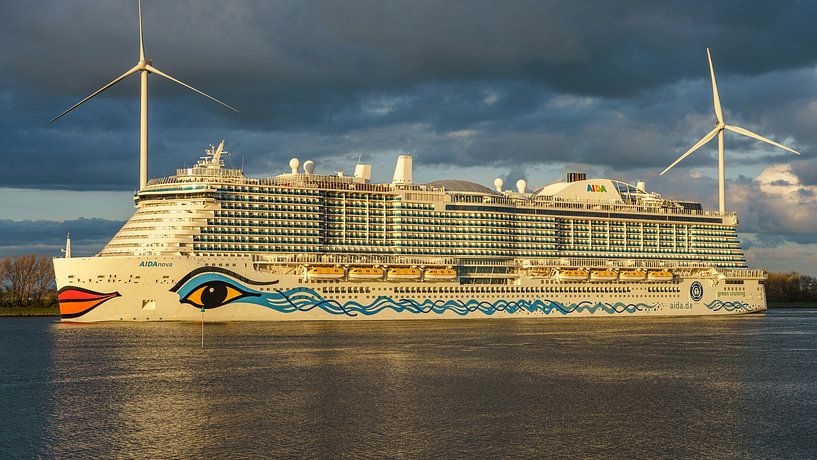 Das Kreuzfahrtschiff AIDAnova legt in Rotterdam ab. von Jaap van den Berg