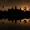 Lever de soleil doré au temple d'Angkor Vat - Siem Reap, Cambodge sur Thijs van den Broek