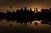 Gouden zonsopgang bij de tempel van Angkor Wat - Siem Reap, Cambodja van Thijs van den Broek thumbnail