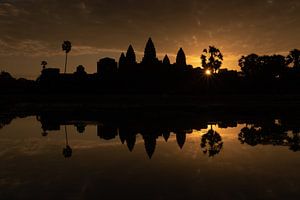 Lever de soleil doré au temple d'Angkor Vat - Siem Reap, Cambodge sur Thijs van den Broek